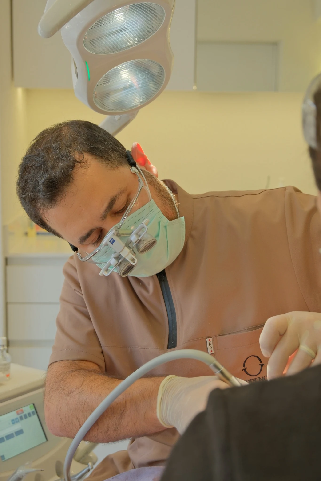 Estetik diş hekimliği kapsamında klinikte diş tedavisi
