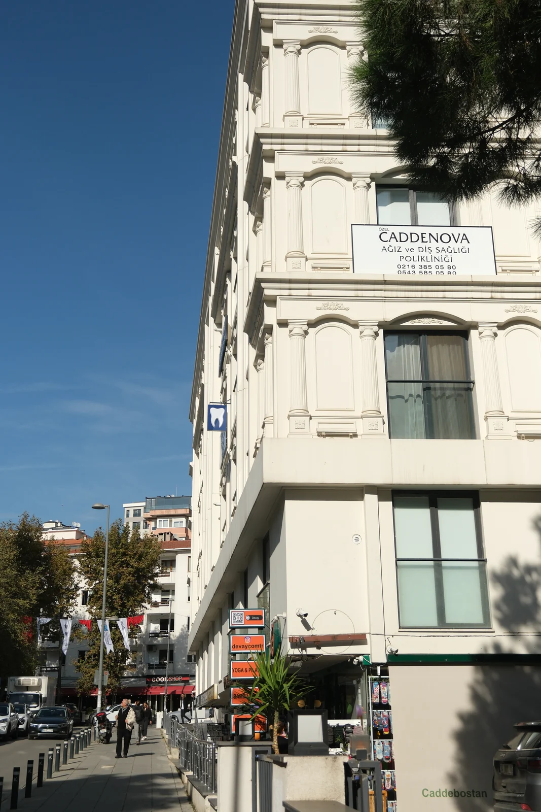 Le bâtiment de la clinique CADDENOVA sur l’avenue Bagdat à Caddebostan